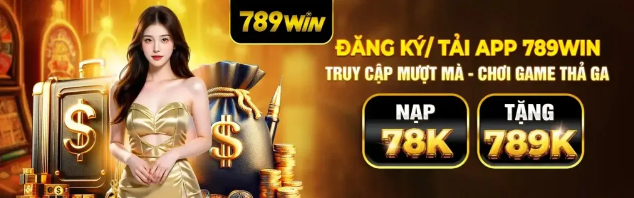 Bàn Baccarat sang trọng với các lá bài và chip, thể hiện chiến lược chơi tại MCW67 Code